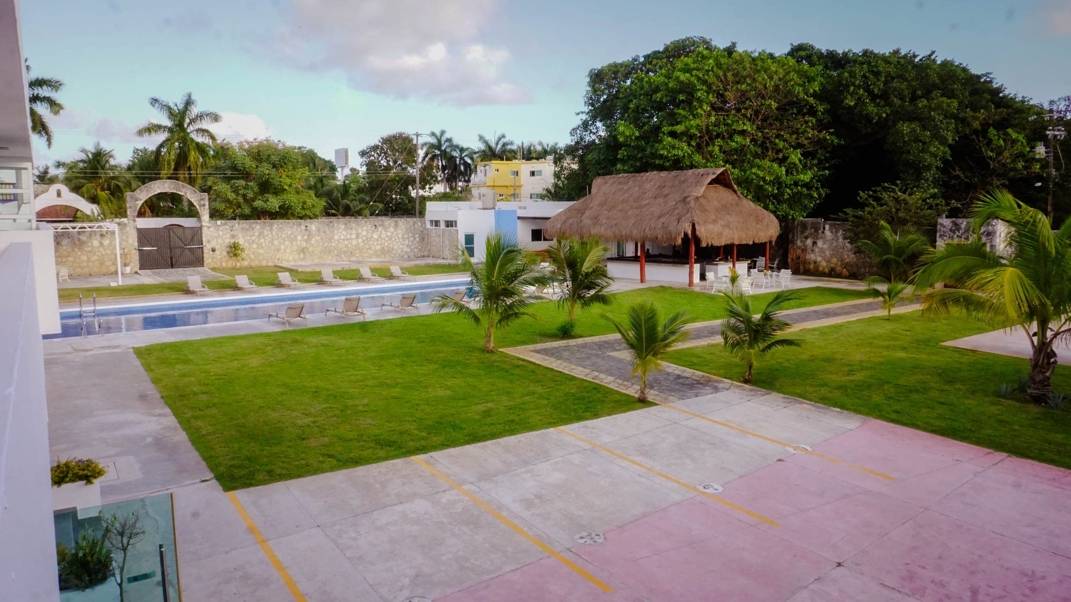 Alberca y jardines tropicales de Casa Muranta